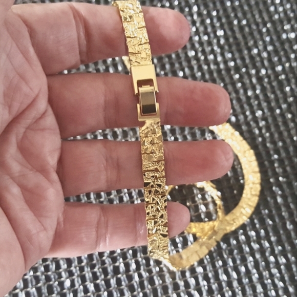 Textured Shiny Gold-tone Necklace - Picture 2 of 3